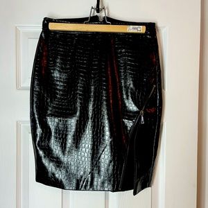 Cute leather skirt with zipper on the front that stops half way up